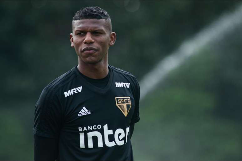 Arboleda tem sido um dos jogadores mais elogiados do São Paulo nos últimos jogos da equipe no Brasileirão (Foto: Maurício Rummens/Fotoarena/Lancepress!)