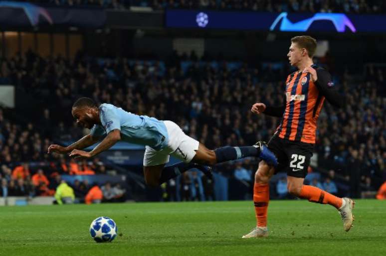 Lance de Sterling foi a gota d'água para a decisão da UEFA (Foto: Paul Ellis / AFP)