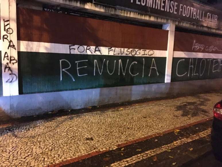 A sede das Laranjeiras foi pichada após o empate no Maracanã (Foto: Reprodução)