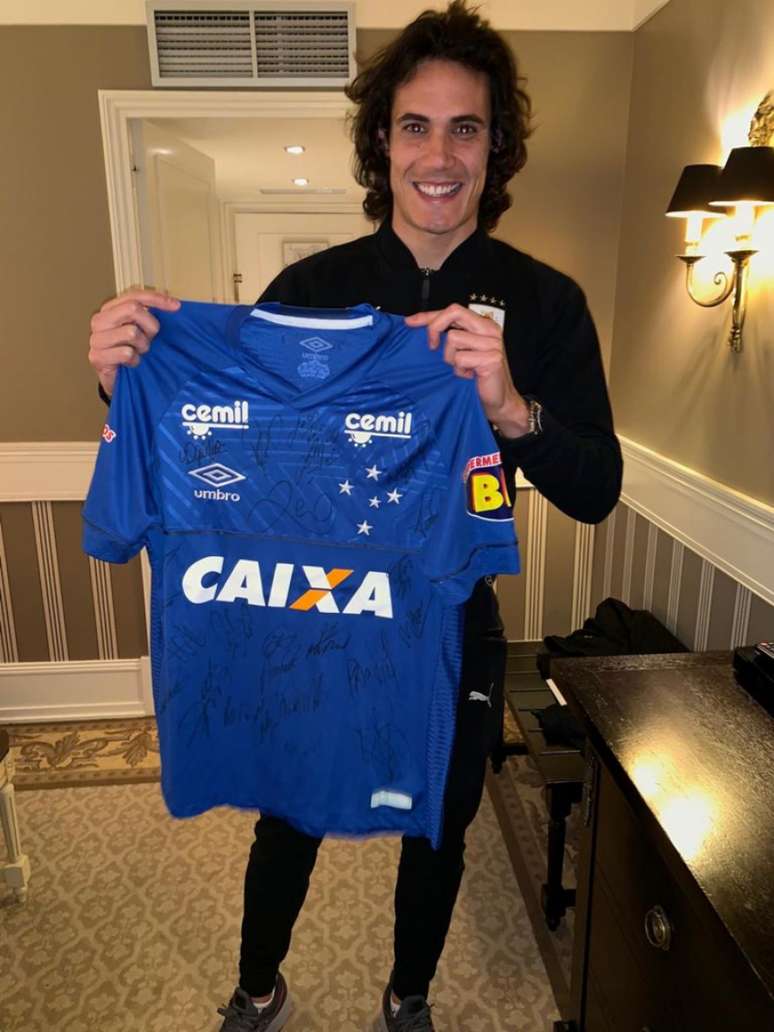 Cavani exibiu o presente do colega cruzeirense- reprodução