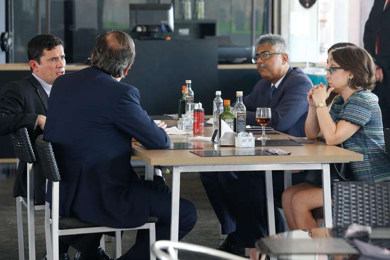  futuro ministro da Justiça, Sérgio Moro (e), durante almoço com Fabiano Bordignon (de costas), chefe da PF em Foz do Iguaçu (PR); de Érika Marena (d), delegada PF; de Flávia Blanco (encoberta), diretora de secretaria da 13ª Vara da Justiça Federal no Paraná; e Rosalvo Ferreira Franco (d), ex- superintendente da PF no Paraná.