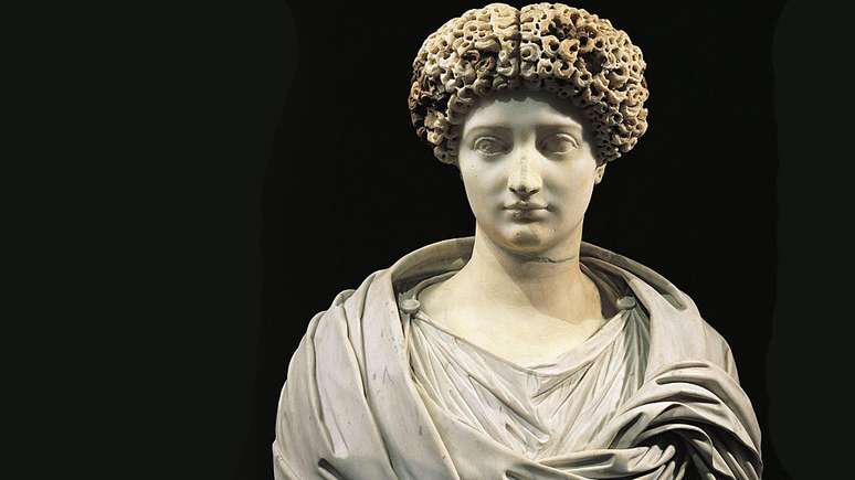 Júlia, a Grande, foi a única filha biológica do primeiro imperador romano, além de segunda esposa e meia-irmã do imperador Tibério