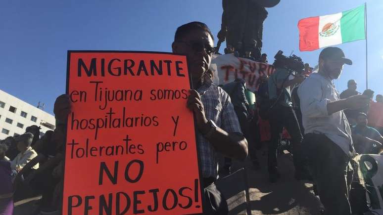 'Migrantes, em Tijuana somos hospitaleiros e tolerantes, mas não somos idiotas', dizia um cartaz de protesto