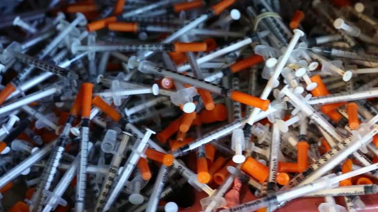Em Skid Row, uma ONG de assistência a usuários de drogas distribui seringas e cachimbos a dependentes químicos