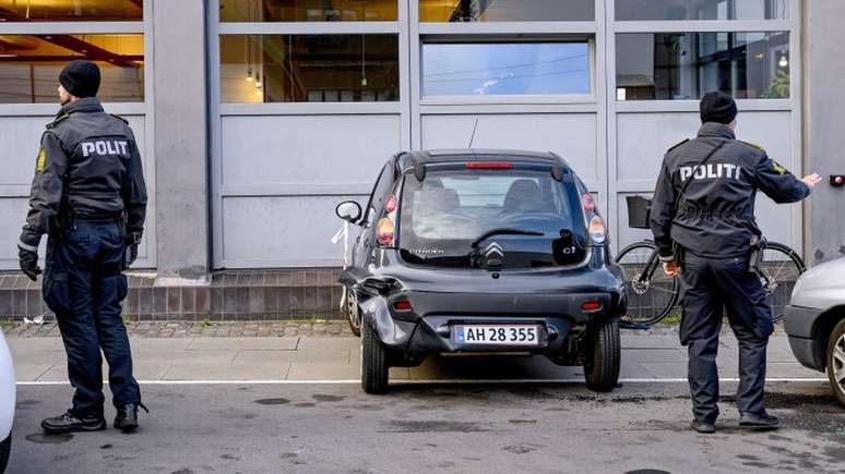 Policiais conduzem investiga&ccedil;&atilde;o na cena do crime ap&oacute;s o evento de lan&ccedil;amento do livro em Copenhague