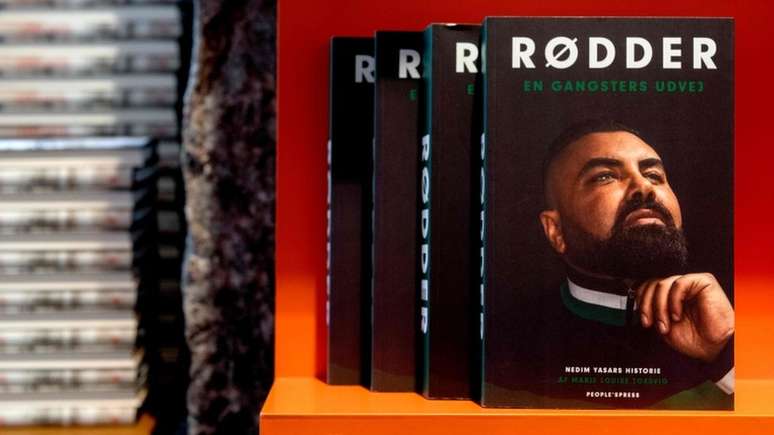 Livro que narra a trajet&oacute;ria de Yasar foi colocado &agrave; venda na ter&ccedil;a-feira