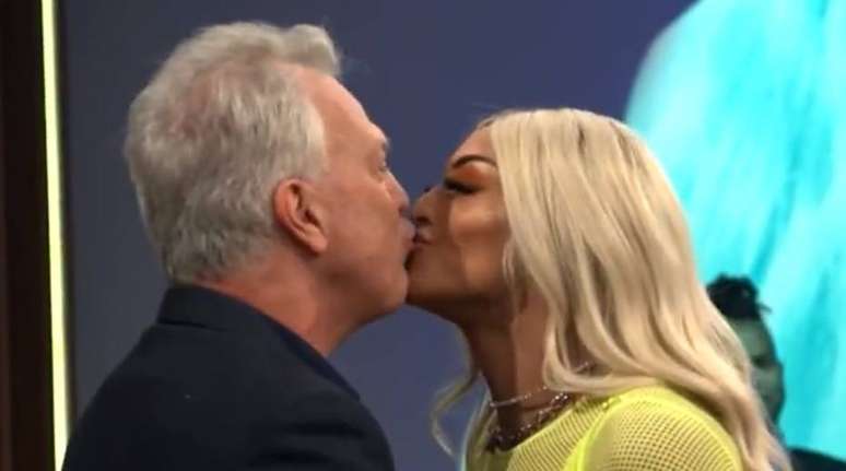 Pedro Bial dá selinho em Pabllo Vittar durante gravação de seu programa.