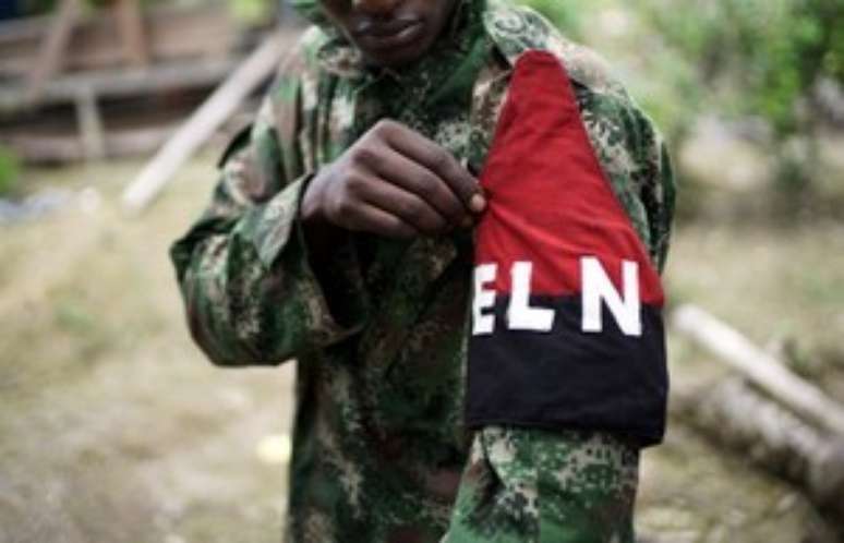 Combatente rebelde do ELN em selva no noroeste da Col&ocirc;mbia 31/08/2017 REUTERS/Federico Rios