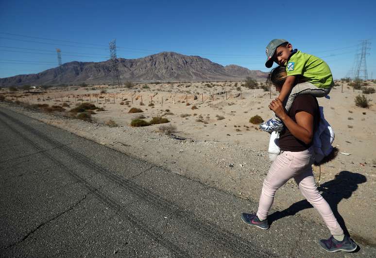 Imigrante de Honduras leva filho nas costas durante caravana a caminho dos Estados Unidos 20/11/2018 REUTERS/Hannah McKay