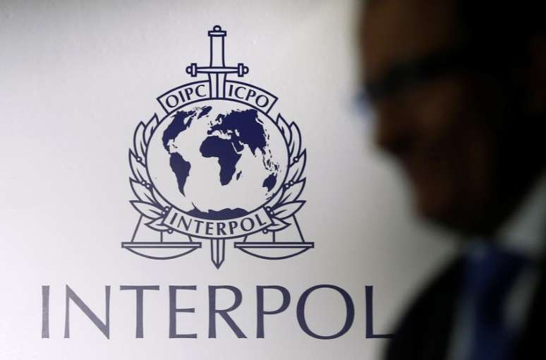 Homem passa por logo da Interpol em Cingapura 30/09/2014 REUTERS/Edgar Su
