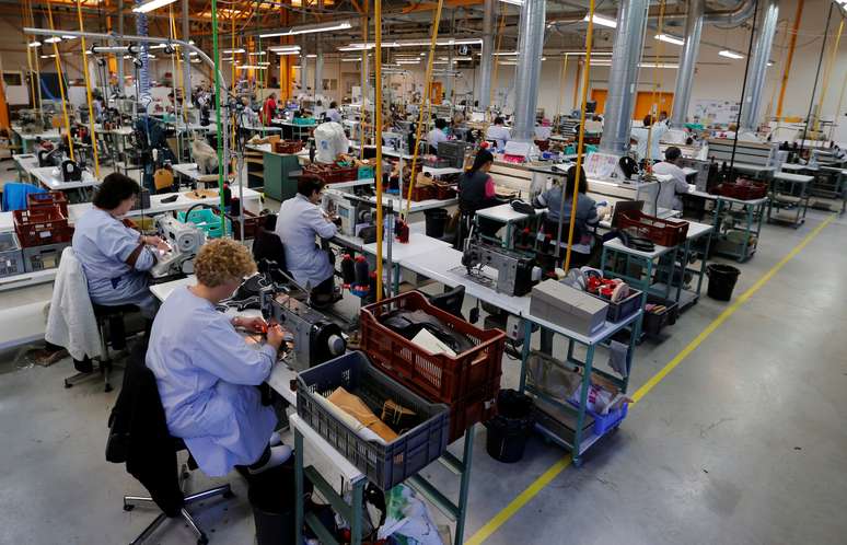 Funcionários trabalham em fábrica em Limoges, na França 15/11/2018 REUTERS/Regis Duvignau