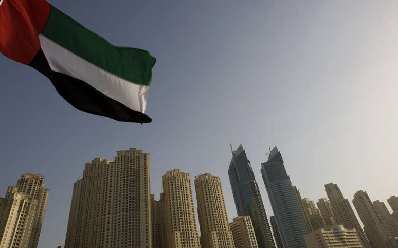 Bandeira dos Emirados Árabes Unidos, em Dubai 02/12/2007 REUTERS/Steve Crisp