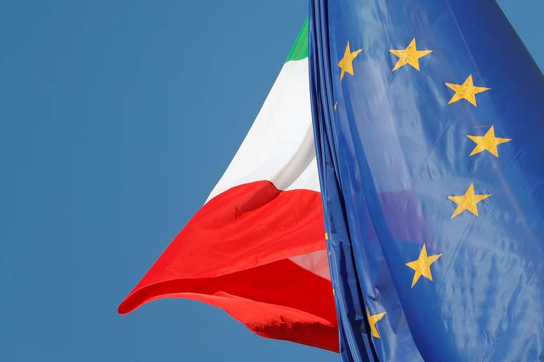Bandeiras da Itália e da União Europeia, em Roma 19/10/2018 REUTERS/Alessandro Bianchi 
