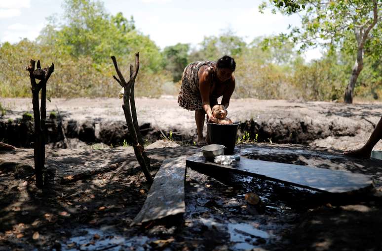 Maria da Luz dá banho em neta em Morro do Veridiano, no Maranhão
 11/10/2018    REUTERS/Nacho Doce  