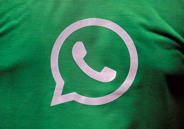 Camiseta com logo do WhatsApp 
09/10/2018
REUTERS/Rupak De Chowdhuri