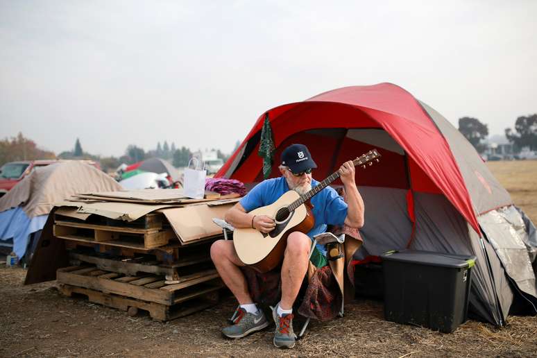 Kelly Boyer acampado em Chico, na Califórnia
 20/11/2018   REUTERS/Elijah Nouvelage 