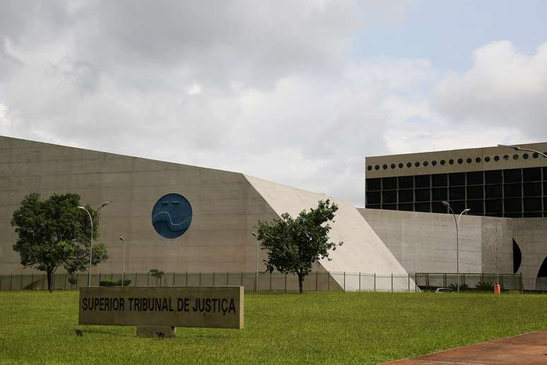 Por 10 a 3, a Corte Especial do Superior Tribunal de Justiça (STJ) decidiu nesta quarta-feira, 21, não reduzir o alcance do foro privilegiado para desembargadores de Tribunais de Justiça (TJ) e juízes do Tribunal Regional Federal (TRF), Tribunal Regional do Trabalho (TRT) e do Tribunal Regional Eleitoral (TRE)