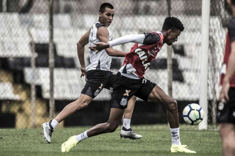 Kaio Jorge (sem colete) tem contrato de formação com o Santos até janeiro de 2020 (Foto: Ivan Storti/Santos)