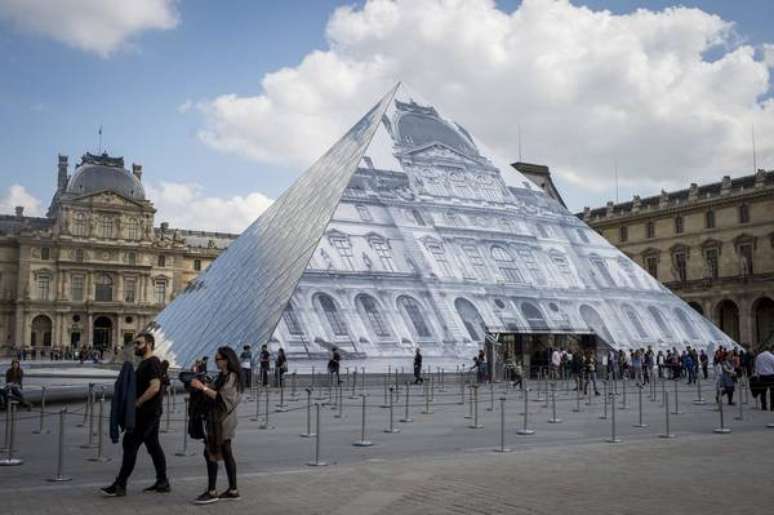 Exterior do Museu do Louvre, em Paris