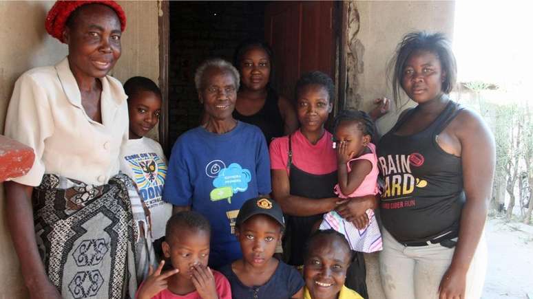 A av&oacute; Rudo Chinhoyi, de camiseta azul, cercada por alguns de seus tr&ecirc;s filhos, nove netos e oito bisnetos (Cr&eacute;dito: Rachel Nuwer)