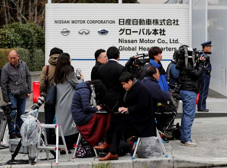 Jornalistas em frente ao prédio da Nissan em Yokohama, no Japão 22/11/2018  REUTERS/Toru Hanai