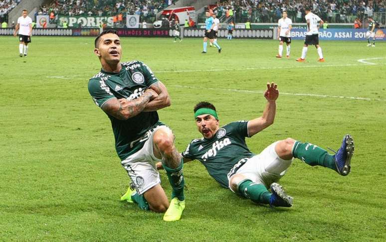 Dudu comemora com o Willian o terceiro gol do Palmeiras contra o América-MG (Foto: Cesar Greco)