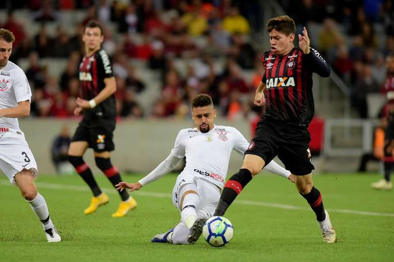 Léo Santos e Rossetto disputam a bola