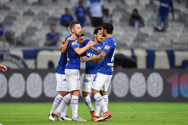 Jogadores do Cruzeiro comemoram gol