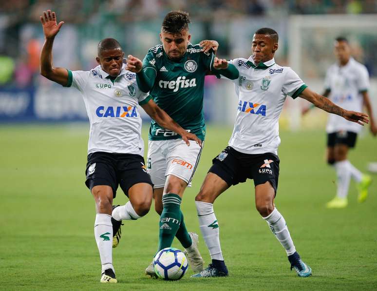 Victor Luis é marcado em Palmeiras x América-MG