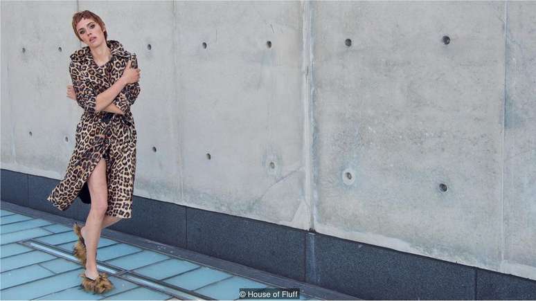 O casaco de estampa de leopardo da House of Fluff é feita de peles artificiais ultra-macias e de alta qualidade