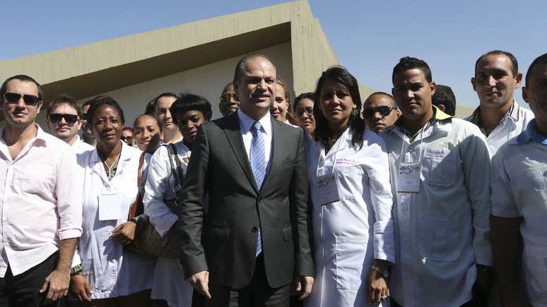 Governo Michel Temer, apesar de fazer oposição ao PT, manteve o Mais Médicos; nesta imagem de 2016, o então ministro da Saúde Ricardo Barros recebe médicos do Mais Médicos, incluindo profissionais cubanos