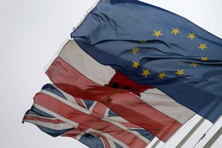 Bandeiras da UE, de Gibraltar e do Reino Unido no território britânico de Gibraltar 22/11/2018  REUTERS/Jon Nazca