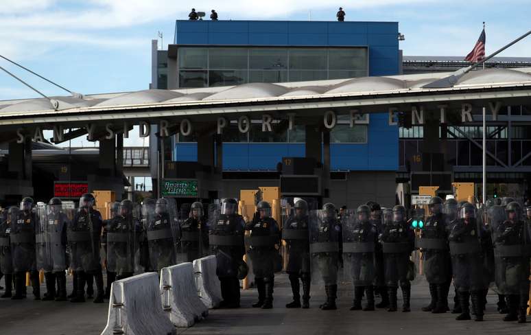 Agentes norte-americanos participam de exercício de prontidão em Tijuana, na fronteira entre o México e os Estados Unidos 22/11/2018 REUTERS/Hannah McKay 
