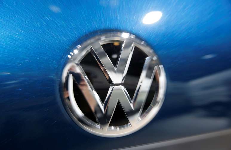 Logo da Volkswagen em carro da montadora
03/05/2018
REUTERS/Axel Schmidt 