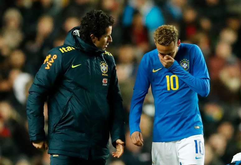 Neymar e médico da seleção brasileira, Rodrigo Lasmar 20/11/2018 Action Images via Reuters/Andrew Boyers