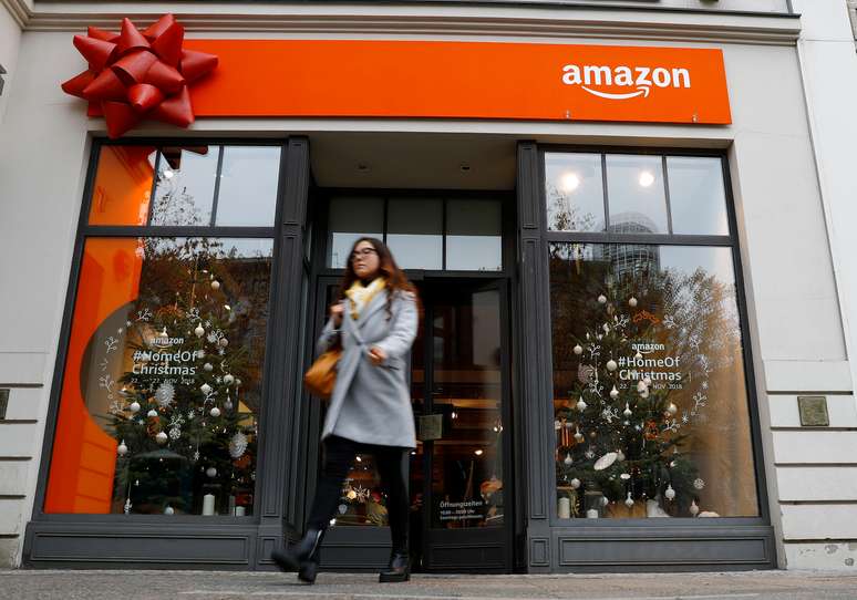 Cliente deixa nova loja da Amazon em importante rua de comércio na cidade de Berlim. 22/11/2018.  REUTERS/Fabrizio Bensch.