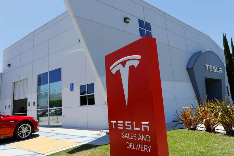 Faixada de instala&ccedil;&otilde;es da Tesla em Costa Mesa, na Calif&oacute;rnia. 28/06/2018. REUTERS/Mike Blake.