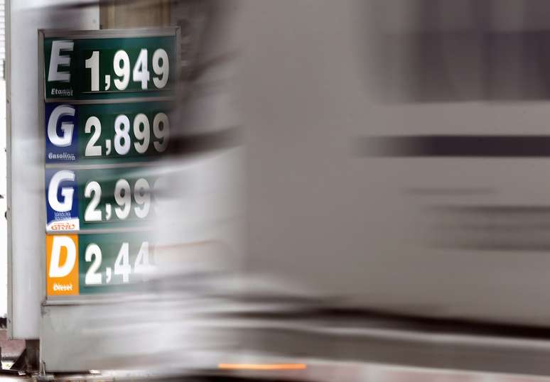 Caminhão passa por placa com preços de combustível em posto de gasolina
02/02/2015
REUTERS/Paulo Whitaker 