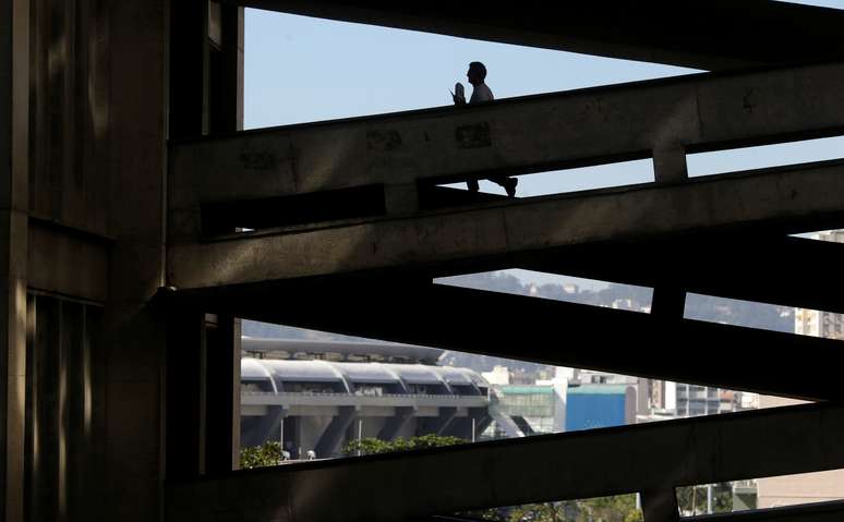 Aluno caminha no campus da Universidade Estadual do Rio de Janeiro
05/07/2016
REUTERS/Ricardo Moraes 