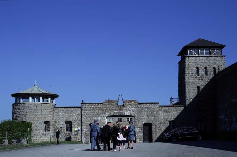 Pessoas chegam para cerim&ocirc;nia no antigo campo de concentra&ccedil;&atilde;o de Mauthausen, na &Aacute;ustria
06/05/2018 REUTERS/Lisi Niesner