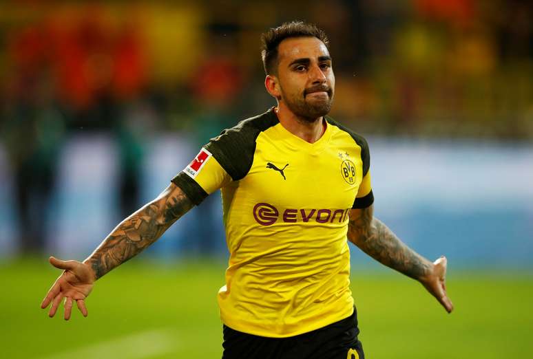 Alc&aacute;cer comemora gol do Borussia Dortmund 
 10/11/2018       REUTERS/Wolfgang Rattay 