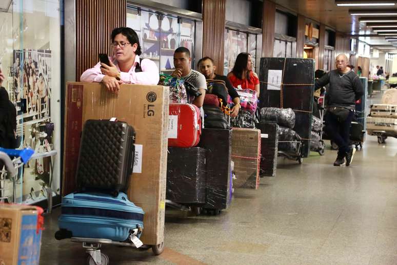 Movimentação no Aeroporto Internacional de Brasília (DF), nesta quinta-feira (22): médicos cubanos do programa "Mais Médicos", embarcam em retorno a Cuba