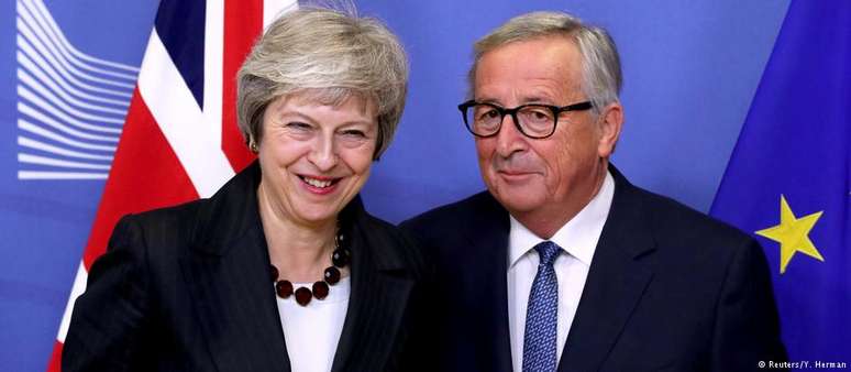 Premiê Theresa May (esq.) e presidente da Comissão Europeia, Jean-Claude Juncker: amizade continua?