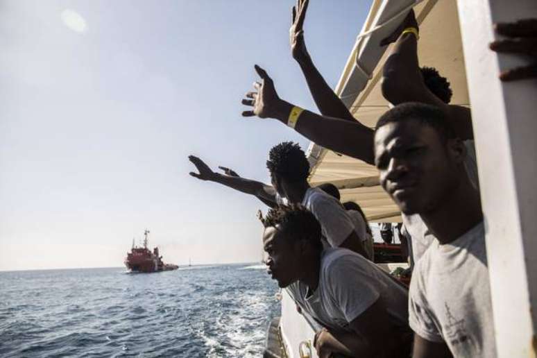 Migrantes a bordo do navio da ProActiva Open Arms, em julho de 2018