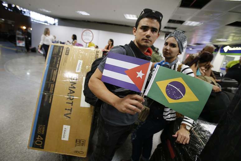 Com aparelhos de TV e muita bagagem, médicos cubanos que trabalhavam no Programa Mais Médicos embarcam no Aeroporto de Brasília (DF) rumo a Cuba, nesta quinta-feira (22/11/2018)