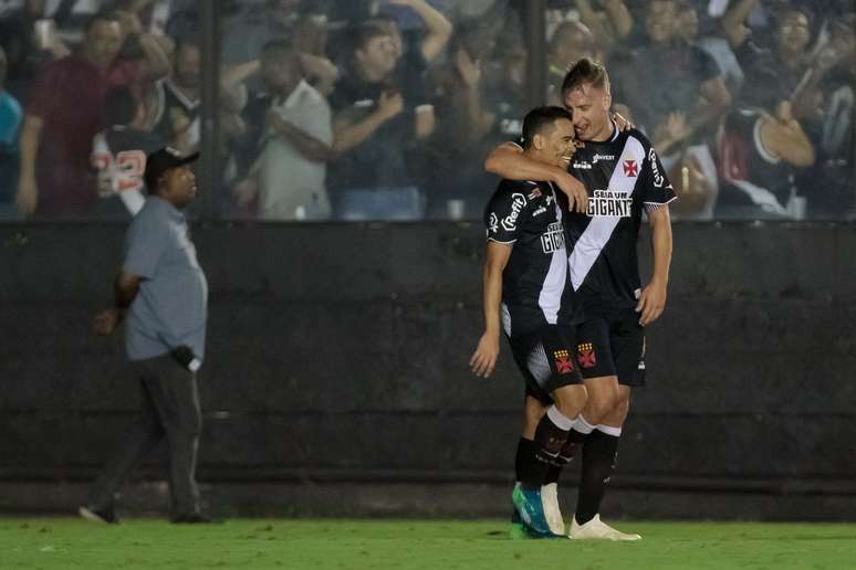 Yago Pikachú (e) e Maxi Lopes comemoram gol durante partida Vasco x São Paulo