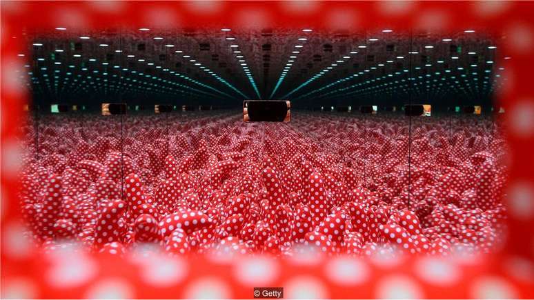 A exposição de Yayoi Kusama - incluindo o seu Quarto do Espelho Infinito - atrai multidões e se provou amplamente popular no Instagram