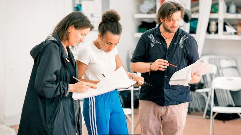 O novo espet&aacute;culo de Leo Butler All You Need is LSD fala sobre a influ&ecirc;ncia da droga na cultura ocidental (Cr&eacute;dito: All You Need is LSD)