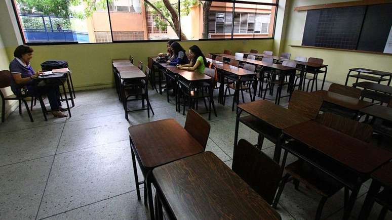 A chegada de estudantes estrangeiros vai na contramão de venezuelanos que fogem da crise no país