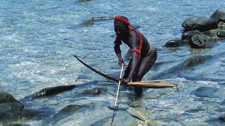 Um jarawa pescando com arco e flecha; Andaman é morada para cinco tribos 'particularmente vulneráveis'